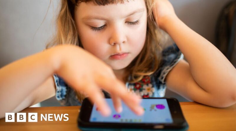 Parents of under-fives in England to be offered screen time guidance