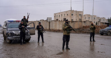 Syrian troops, Kurdish forces poised on front lines as truce deadline looms