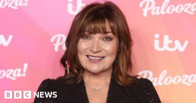 TV host Lorraine Kelly pays tribute to father after 'shock' death