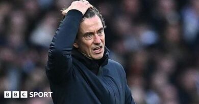 Thomas Frank consoles his players at the end of the defeat against West Ham United.