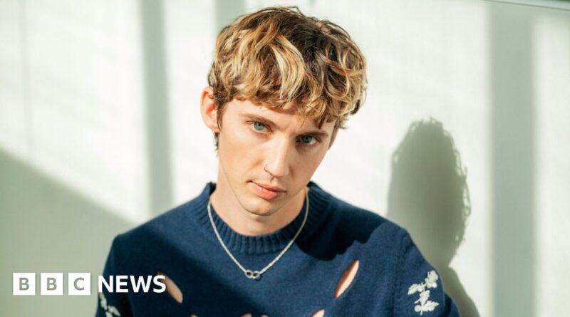 Troye Sivan: Cosmetic surgery doctor sorry for upsetting singer