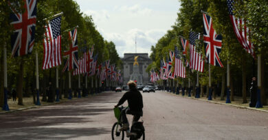 Trump praises UK troops as brave warriors after widespread condemnation