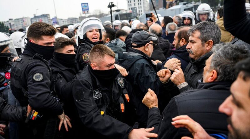 Turkey pro-Kurd party urges end to Kobane siege