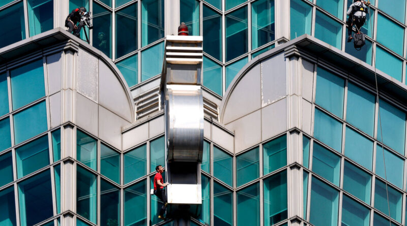 US climber scales Taiwan's tallest building Taipei 101 without ropes