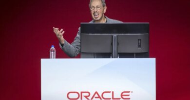 Larry Ellison, co-founder and executive chairman of Oracle Corp., speaks during the Oracle OpenWorld 2018 conference in San Francisco, California, U.S., on Monday, Oct. 22, 2018. Ellison announced a series of updates injecting more automation and intelligence into Oracle's cloud applications. Photographer: David Paul Morris/Bloomberg