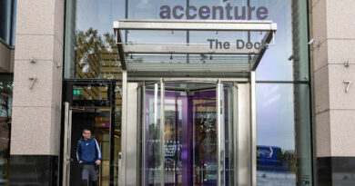 Accenture combats AI refuseniks by linking promotions to log-ins