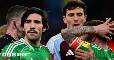 Newcastle complain to referee Chris Kavanagh