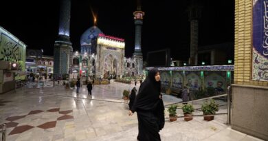 Iranian students chant anti-government slogans, as US threats loom