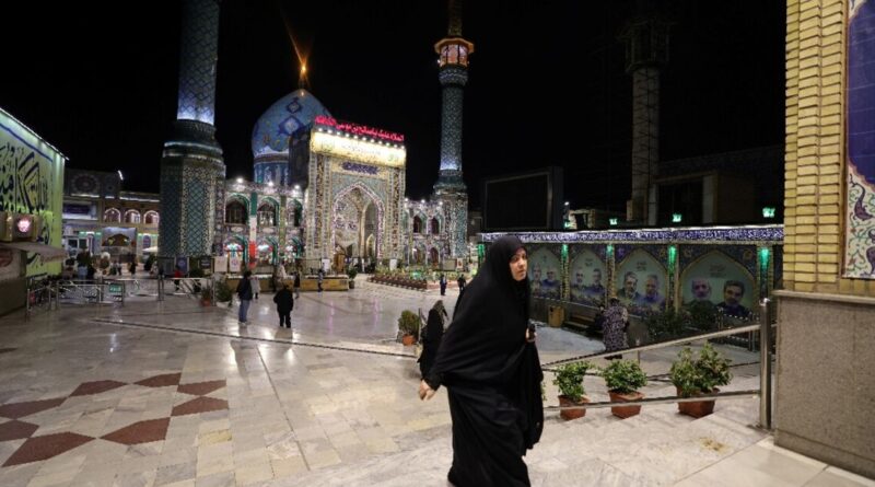 Iranian students chant anti-government slogans, as US threats loom