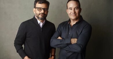 a picture showing the co-founders of Kana, Tom Chavez and Vivek Vaidya, leaning against a grey background