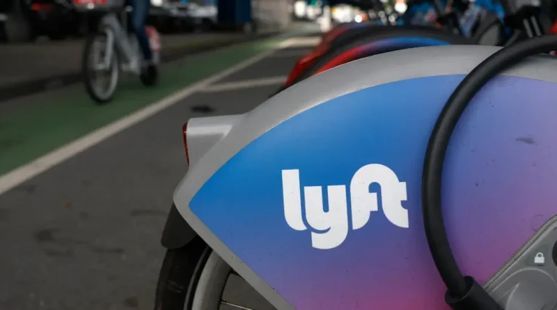 Lyft's stock plummets 16% as a disappointing quarter presents a setback for its comeback story