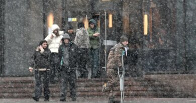 A wounded Ukrainian serviceman walks in a street in Kyiv during snow fall on February 15, 2026, amid Russian invasion in Ukraine. (Photo by Sergei SUPINSKY / AFP)