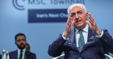 Son of Iran's last shah urges US military intervention in Iran