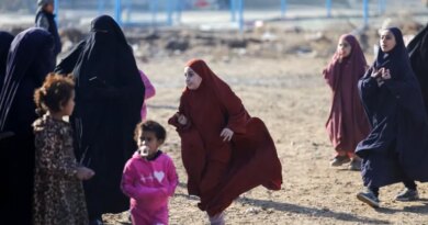 Detainees gather at al-Hol camp after the Syrian government took control of it following the withdrawal of Syrian Democratic Forces (SDF), in Hasaka, Syria, January 21, 2026. REUTERS/Khalil Ashawi