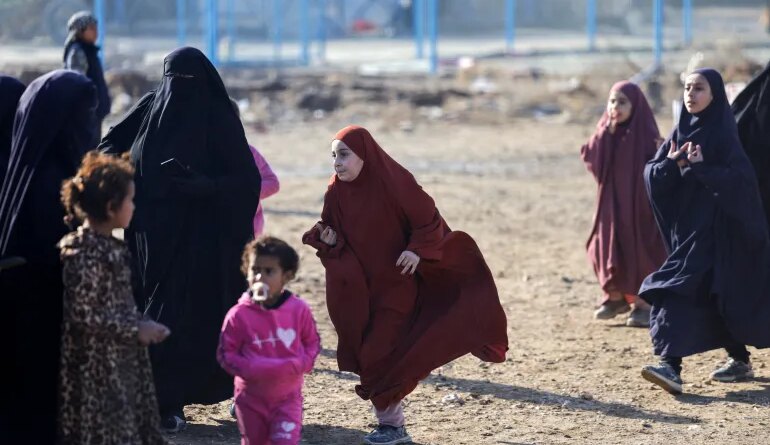 Detainees gather at al-Hol camp after the Syrian government took control of it following the withdrawal of Syrian Democratic Forces (SDF), in Hasaka, Syria, January 21, 2026. REUTERS/Khalil Ashawi
