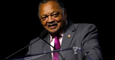 US civil rights leader Jesse Jackson dies aged 84
