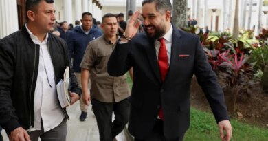 Nicolas Maduro Guerra walks with National Assembly members after discussions of an amnesty law