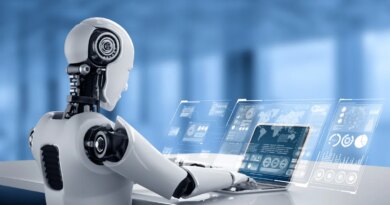 Robot humanoid uses laptop