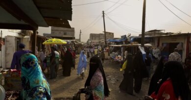 ADEN, YEMEN - AUGUST 2010: Busy market scenes in the Al-Basateen urban refugee area, Aden, Yemen, August 11, 2010. Many of these people are part of the 80 000 refugees who arrive in Yemen on an annual basis from the failed state of Somalia. The Al-Basateen urban refugee area houses more than 40 000 people, most of whom are refugees. (Photo by Brent Stirton/Reportage by Getty Images)