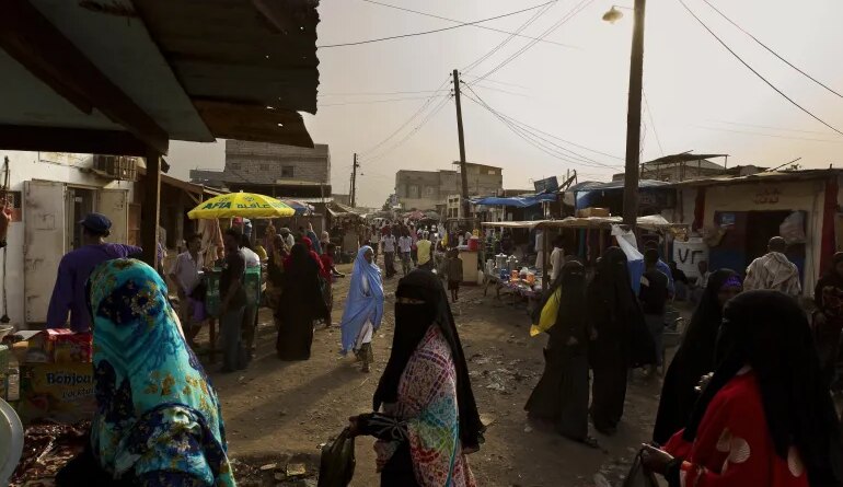 ADEN, YEMEN - AUGUST 2010: Busy market scenes in the Al-Basateen urban refugee area, Aden, Yemen, August 11, 2010. Many of these people are part of the 80 000 refugees who arrive in Yemen on an annual basis from the failed state of Somalia. The Al-Basateen urban refugee area houses more than 40 000 people, most of whom are refugees. (Photo by Brent Stirton/Reportage by Getty Images)