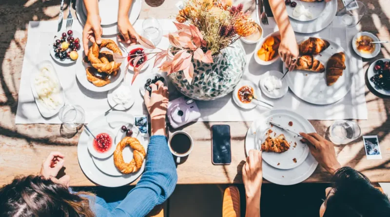 2 charts show how the highest and lowest earners spend their money