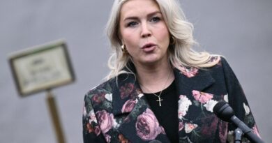 After pope's remark, White House defends praying for US troops