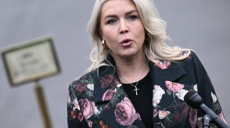 After pope's remark, White House defends praying for US troops