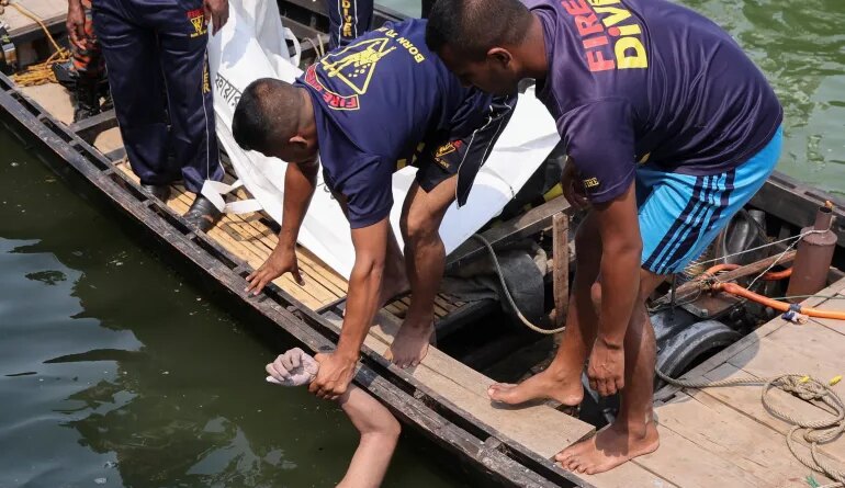 SENSITIVE MATERIAL. THIS IMAGE MAY OFFEND OR DISTURB Rescue personnel retrieve the body of a man, after a bus plunged into the Padma River while attempting to board a ferry, in Rajbari, Bangladesh, March 26, 2026