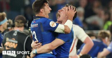 Italy players celebrate victory over England