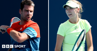 Cameron Norrie plays a forehand while Katie Boulter looks disappointed between points
