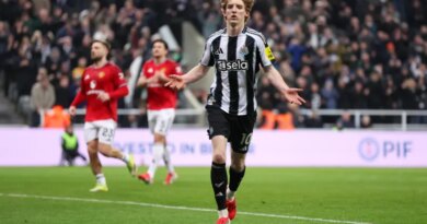 NEWCASTLE UPON TYNE, ENGLAND - MARCH 04: Anthony Gordon of Newcastle United celebrates scoring his team's first goal from the penalty spot during the Premier League match between Newcastle United and Manchester United at St James' Park on March 04, 2026 in Newcastle upon Tyne, England. (Photo by George Wood/Getty Images)