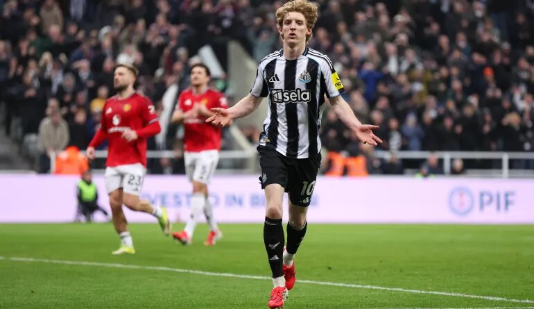 NEWCASTLE UPON TYNE, ENGLAND - MARCH 04: Anthony Gordon of Newcastle United celebrates scoring his team's first goal from the penalty spot during the Premier League match between Newcastle United and Manchester United at St James' Park on March 04, 2026 in Newcastle upon Tyne, England. (Photo by George Wood/Getty Images)