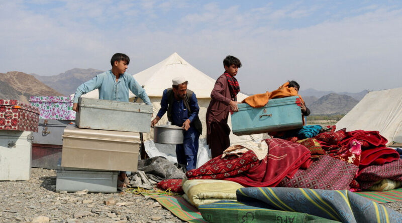 Pakistani, Afghan border forces clash as UN says war displaces 100,000