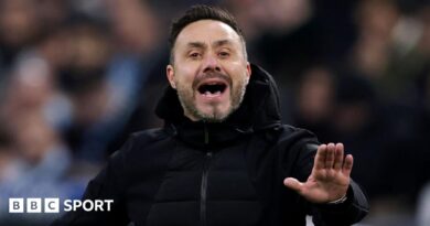 Roberto de Zerbi gestures from the touchline while Marseille boss