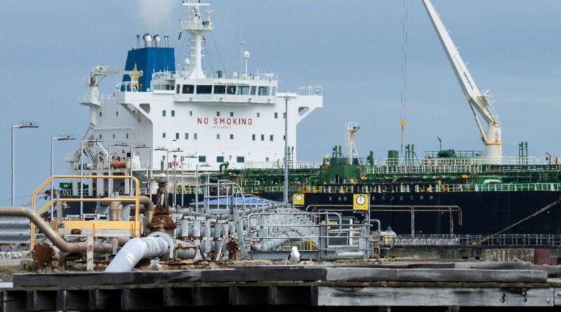 Ship insurers juggle war risks for perilous Gulf route