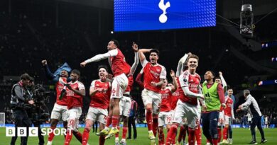 Arsenal players celebrate beating Tottenham