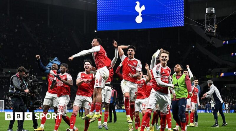 Arsenal players celebrate beating Tottenham