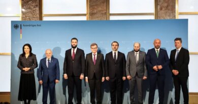 Syrian President Ahmed al-Sharaa and German Foreign Minister, Johann Wadephul, pose for a family photo with Syrian Minister of Emergency and Disaster Management, Raed al-Saleh, Member of the Executive Board of the Federation of German Industries, Wolfgang Niedermark, Syrian Foreign Minister, Asaad Hassan al-Shaibani, Syrian Economy Minister, Mohammad Nidal al-Shaar, Syrian Energy Minister, Mohammed Al-Bashir and German Economy and Energy Minister, Katherina Reiche, in Berlin, Germany, March 30, 2026. REUTERS/Nadja Wohlleben