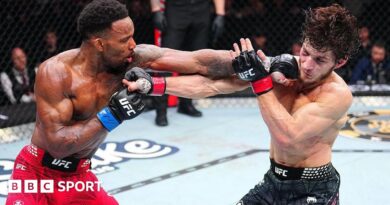 Lerone Murphy punches Moscar Evolev