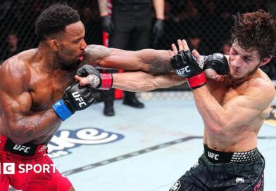 Lerone Murphy punches Moscar Evolev