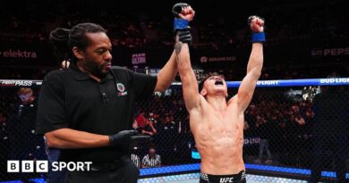 Lone'er Kavanagh celebrates beating Brandon Moreno