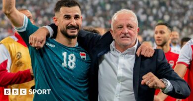 Aymen Hussein (L) raises his fist as he celebrates alongside Iraq head coach Graham Arnold (R) in Basra, Iraq, o