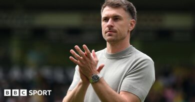 Aaron Ramsey applauds