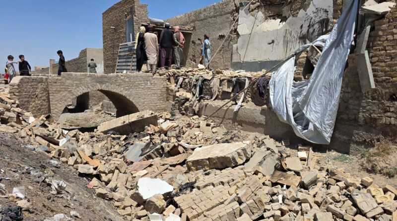 Afghan refugees stranded at Pakistan border amid renewed fighting