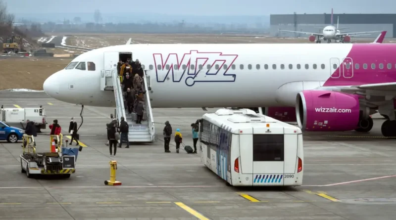 Airline stocks are dropping as Trump's Hormuz blockade intensifies fears of a jet fuel shortage