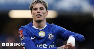 Alejandro Garnacho points at his bandaged left hand after scoring against Port Vale