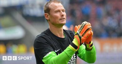 Alex Manninger claps his hands