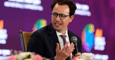 Anthropic shrugs off VC funding offers valuing it at $800B+, for now | TechCrunch