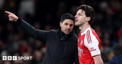 Mikel Arteta speaks to Declan Rice during a match