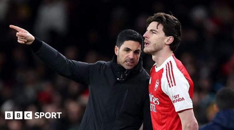 Mikel Arteta speaks to Declan Rice during a match